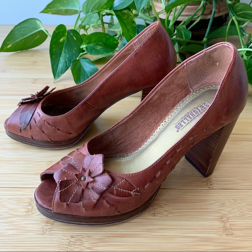 Seychelles Vintage Inspired Peep Toe Leather Pump